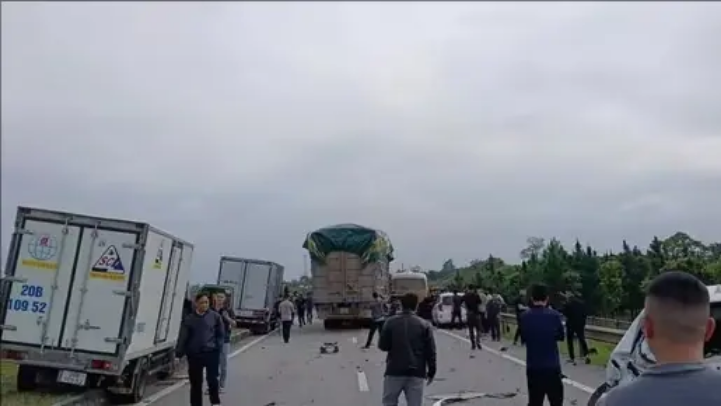 Ô tô đâm liên hoàn trên cao tốc Hà Nội-Thái Nguyên